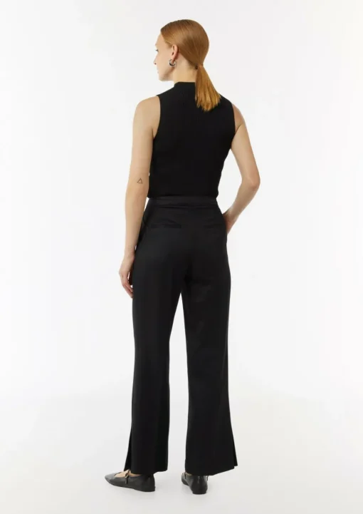 Leicht glänzende Hose mit Flared Leg und Schlitzdetails