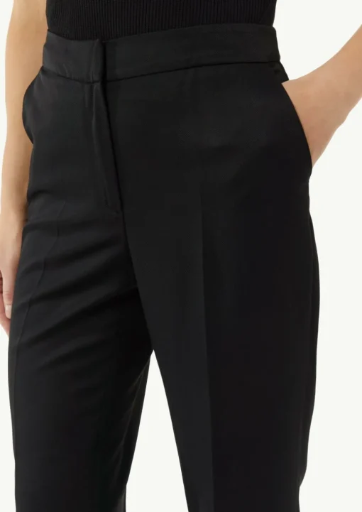 Leicht glänzende Hose mit Flared Leg und Schlitzdetails