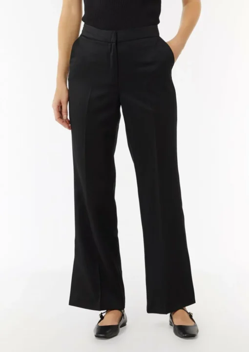Leicht glänzende Hose mit Flared Leg und Schlitzdetails