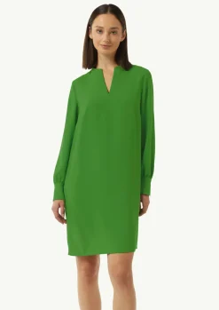 Minikleid aus Crêpe mit Tunika-Ausschnitt