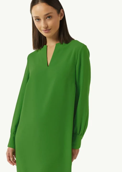 Minikleid aus Crêpe mit Tunika-Ausschnitt
