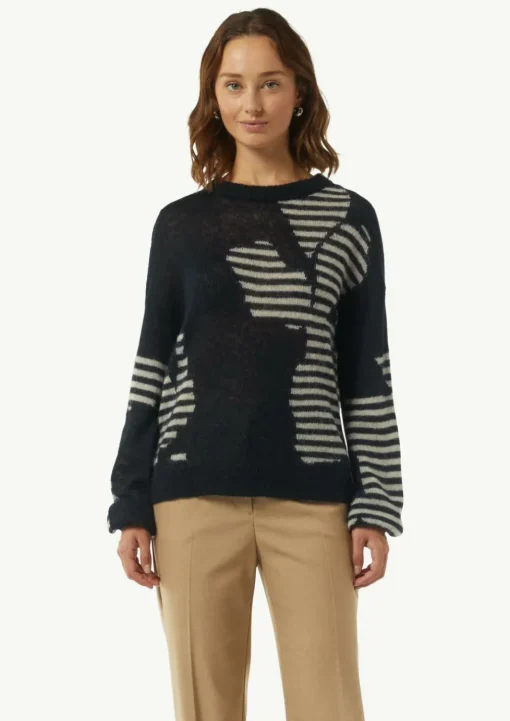 Modischer Strickpullover mit Musterung