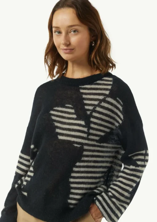 Modischer Strickpullover mit Musterung