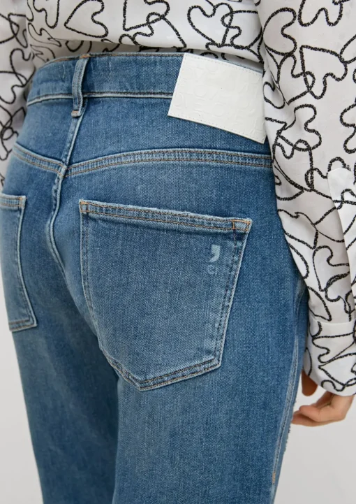 Relaxed: Boyfriend-Jeans mit Destroyes