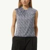 Ärmellose Satin-Bluse mit All-over-Logo-Print