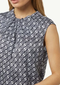 Ärmellose Satin-Bluse mit All-over-Logo-Print