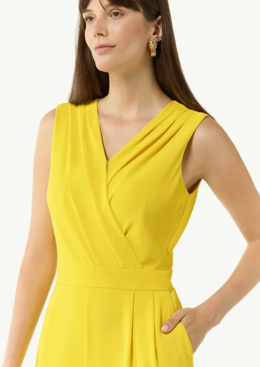 Ärmelloser Jumpsuit mit Faltendetail