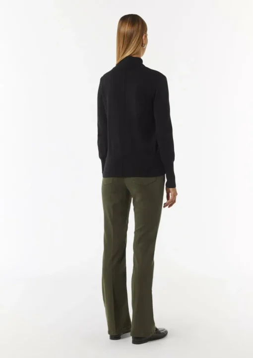 Rollkragenpullover mit Biesen und Rippdetails