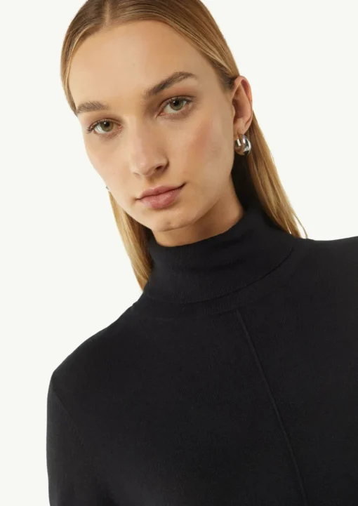 Rollkragenpullover mit Biesen und Rippdetails
