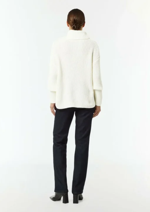 Rollkragenpullover mit Zierknöpfen