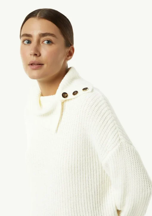 Rollkragenpullover mit Zierknöpfen