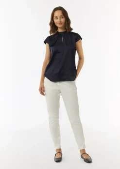Satin-Bluse mit Cut-out-Detail am Ausschnitt