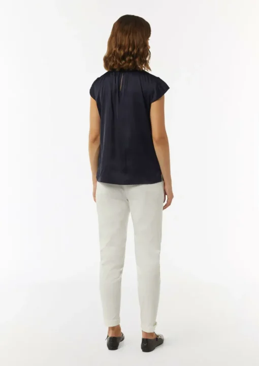 Satin-Bluse mit Cut-out-Detail am Ausschnitt