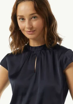 Satin-Bluse mit Cut-out-Detail am Ausschnitt