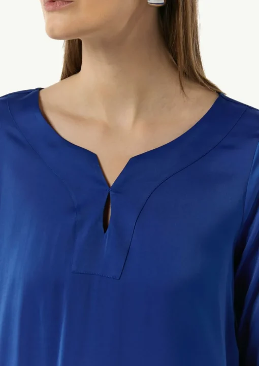 Satinbluse mit Tunika-Ausschnitt