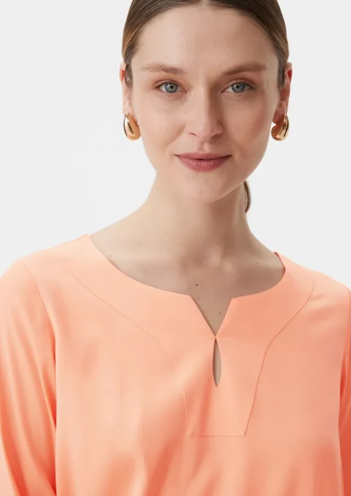 Satinbluse mit Tunika-Ausschnitt