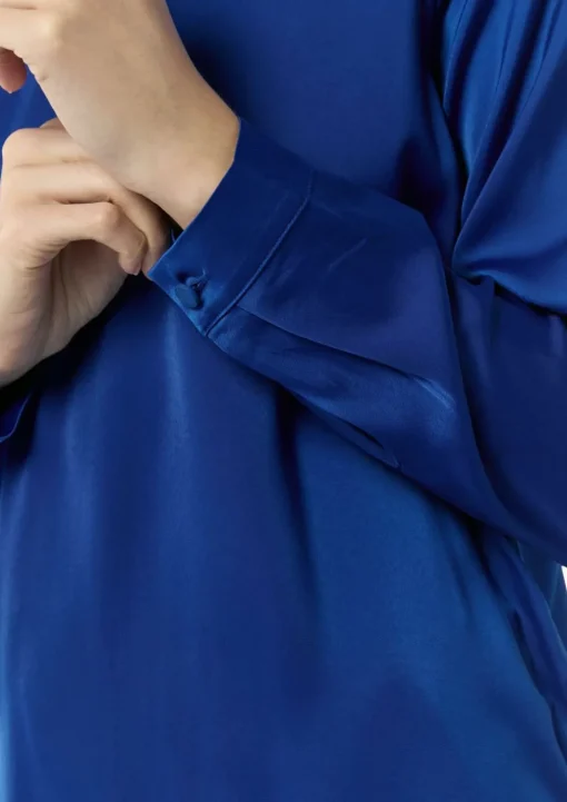 Satinbluse mit Tunika-Ausschnitt