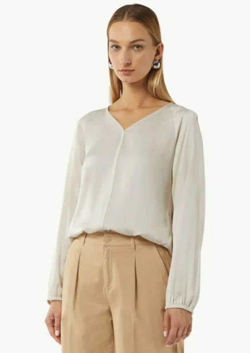 Satinierte Bluse mit V-Ausschnitt