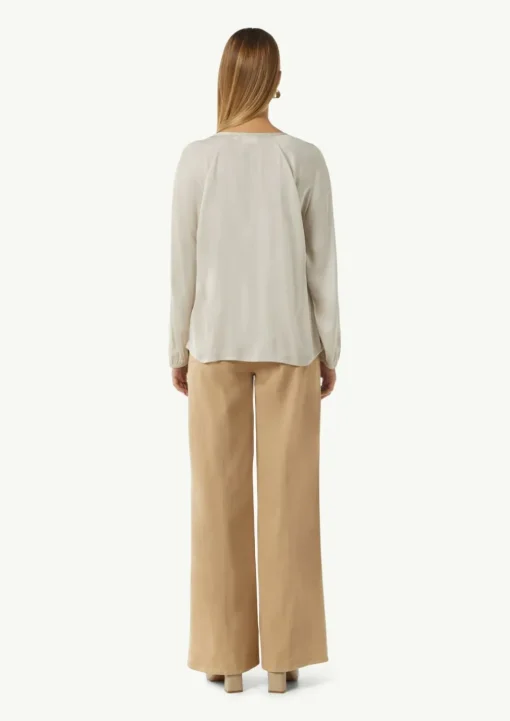 Satinierte Bluse mit V-Ausschnitt