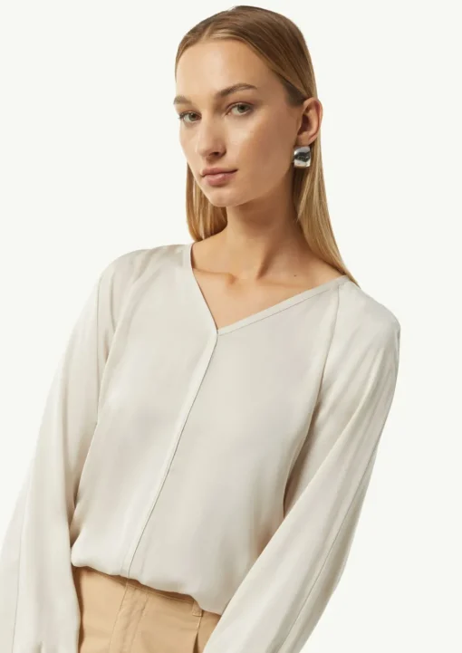 Satinierte Bluse mit V-Ausschnitt