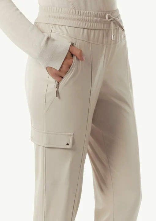 Schlupfhose in Lederoptik mit Cargotaschen