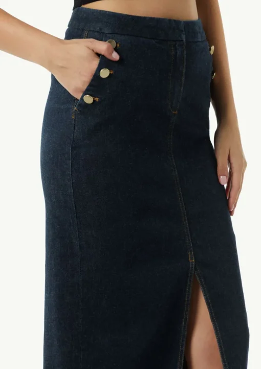 Schmal geschnittener Denimrock mit goldfarbenen Zierknöpfen