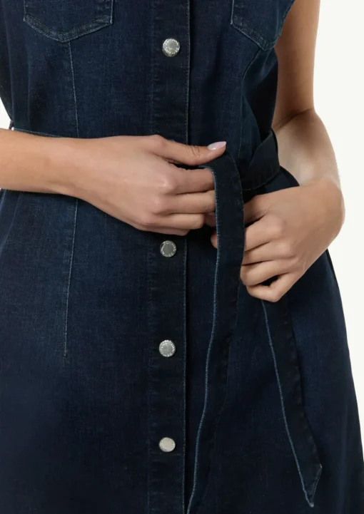 Schmal geschnittenes Jeanskleid mit Bindegürtel