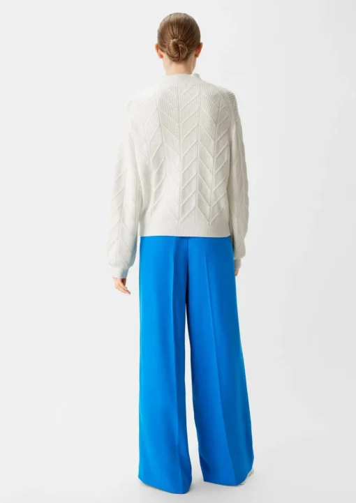 Softer Pullover mit Strickmuster