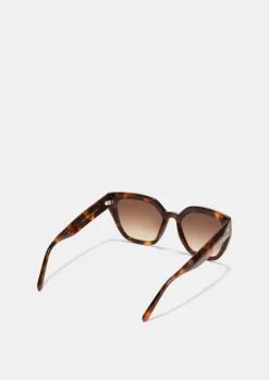 Sonnenbrille mit dunkler Tönung
