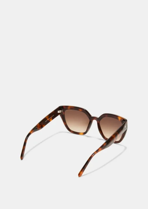 Sonnenbrille mit dunkler Tönung
