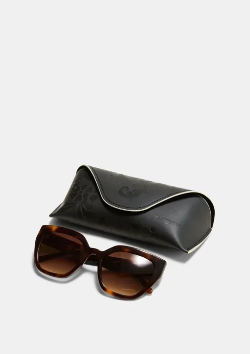 Sonnenbrille mit dunkler Tönung