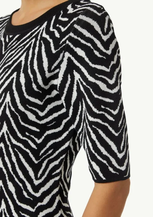 Strick-Kleid mit Zebra-Jaquard und Rippblende
