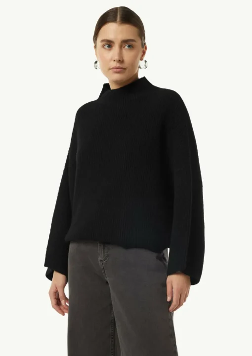 Strick-Poncho mit Stehkragen
