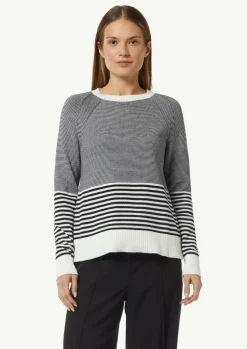 Strickpullover mit variierendem Streifenmuster