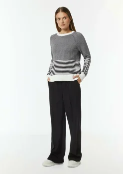 Strickpullover mit variierendem Streifenmuster