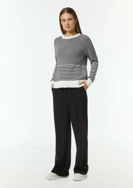 Strickpullover mit variierendem Streifenmuster