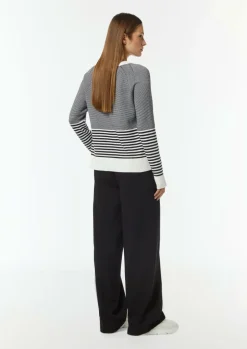 Strickpullover mit variierendem Streifenmuster