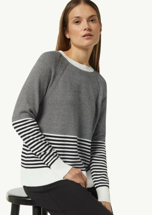 Strickpullover mit variierendem Streifenmuster
