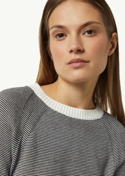 Strickpullover mit variierendem Streifenmuster
