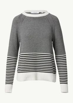 Strickpullover mit variierendem Streifenmuster