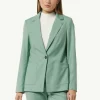 Taillierter Blazer mit abnehmbarem Logo-Pin