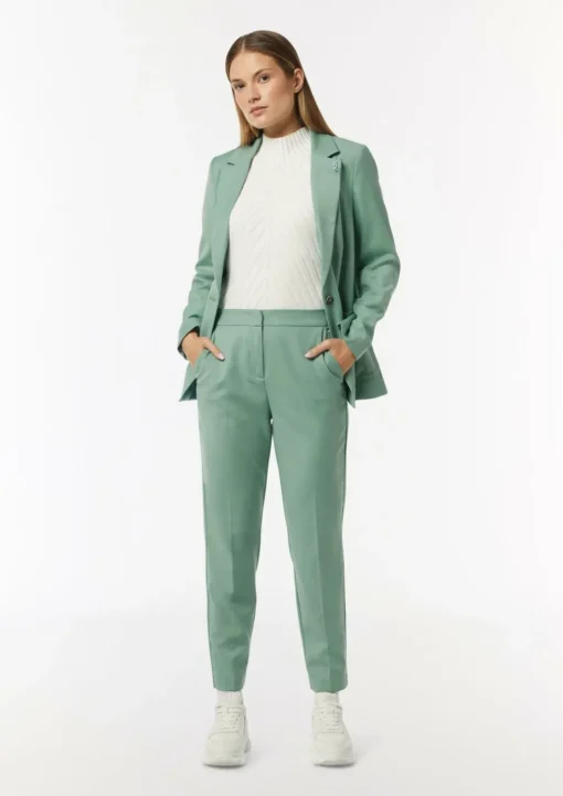 Taillierter Blazer mit abnehmbarem Logo-Pin