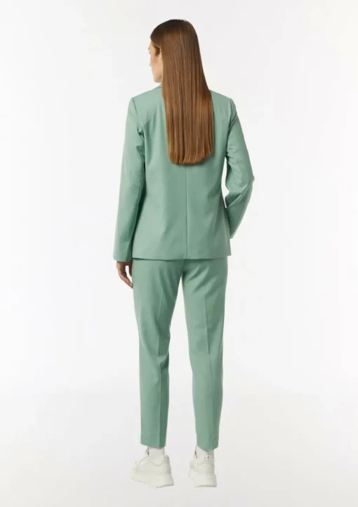 Taillierter Blazer mit abnehmbarem Logo-Pin