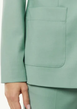 Taillierter Blazer mit abnehmbarem Logo-Pin
