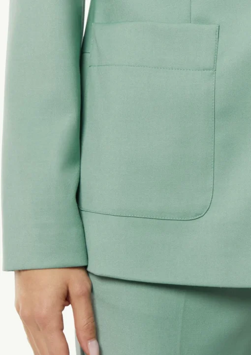 Taillierter Blazer mit abnehmbarem Logo-Pin