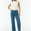 Verkürzte Jeans mit Cargotasche und Nahtdetails