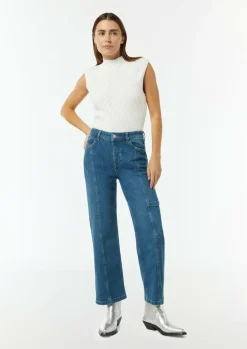 Verkürzte Jeans mit Cargotasche und Nahtdetails