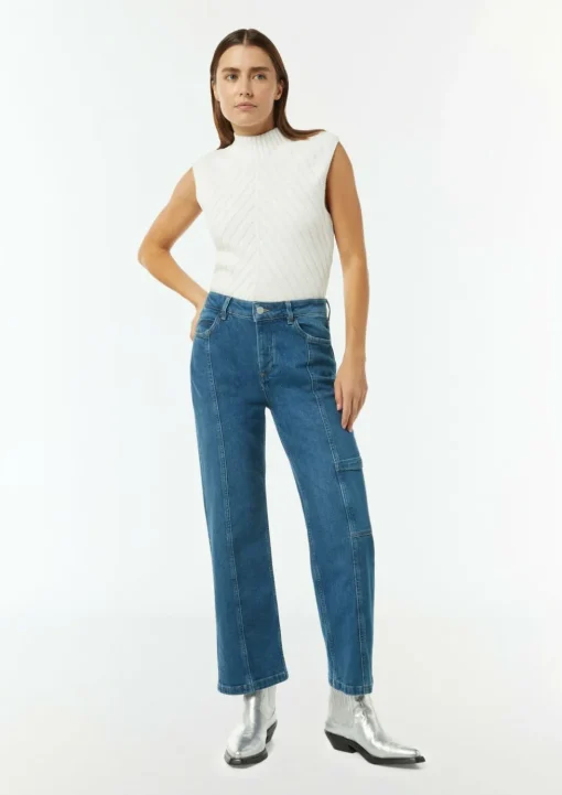 Verkürzte Jeans mit Cargotasche und Nahtdetails
