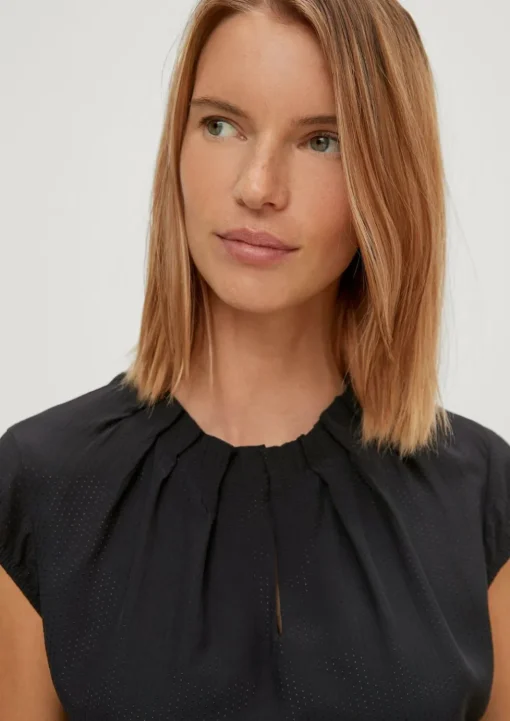 Viskosebluse mit Strukturmuster